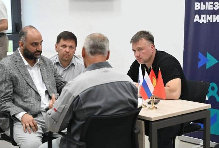 Сотрудники «Витра Плитка» попросили свет, парковки и ровную дорогу