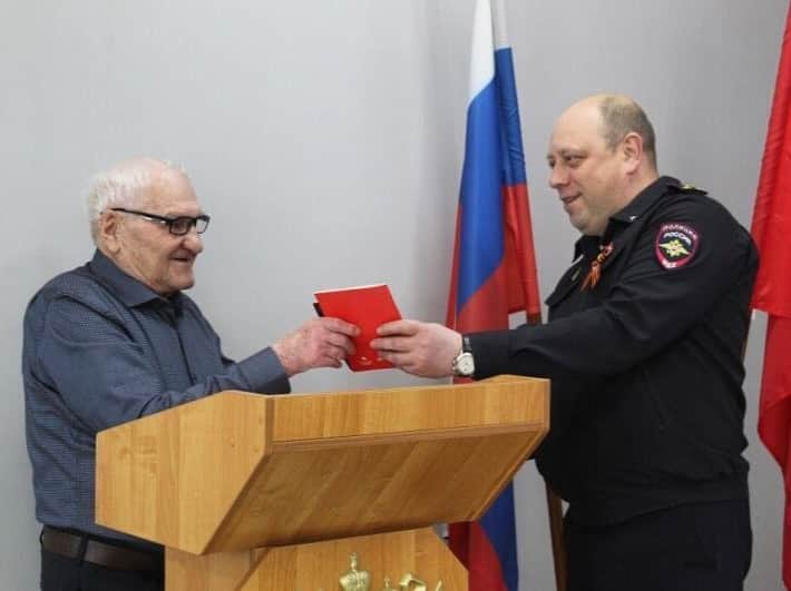 В Серпухове 87-летний пенсионер получил российский паспорт при личном участии руководства УМВД