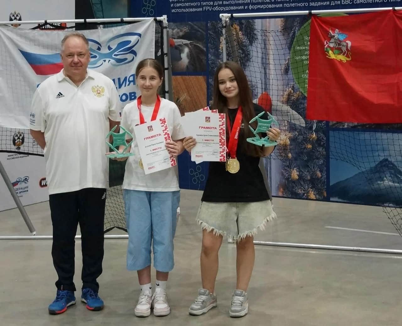 Ученицы Дашковской школы выиграли чемпионат по гонкам дронов