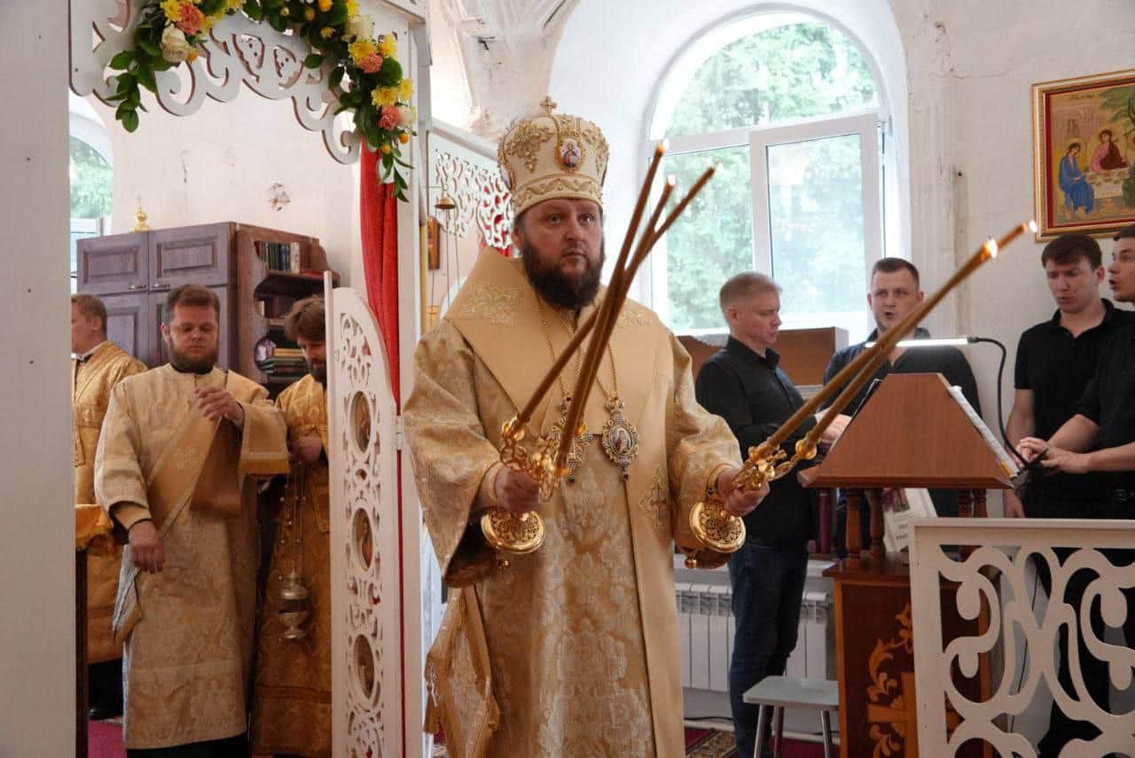Архиерейское богослужение прошло в храме Воздвижения Креста Господня