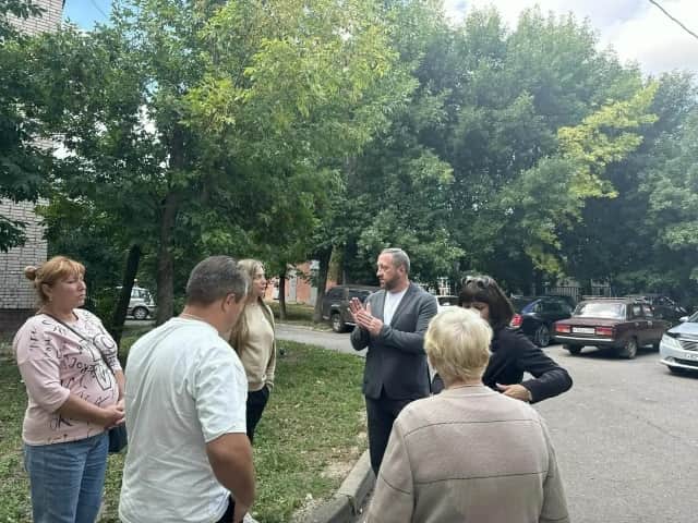 Дворовый контроль: депутаты лично проверили жалобы жителей округа