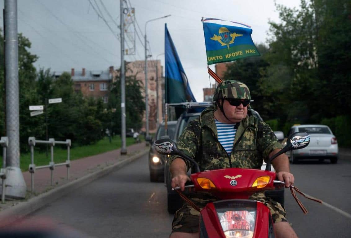 День ВДВ в Серпухове: автопробег десантников прошел по центру города