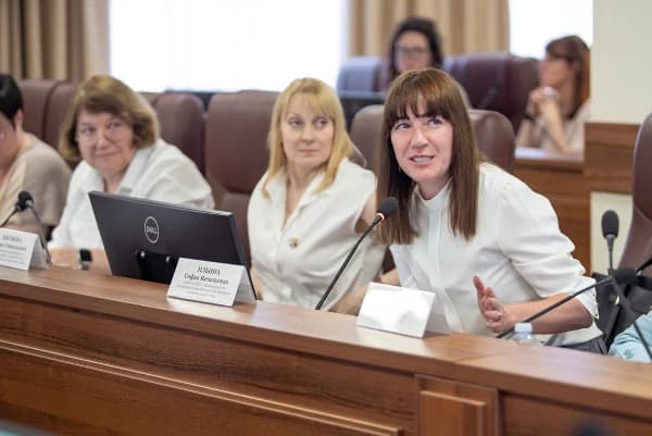 Учителя Серпухова попросили прибавку к зарплате и защиту от конфликтов