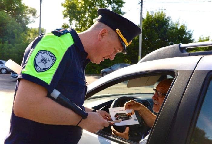 В этот день встреча с госавтоинспектором начинается с поздравлений