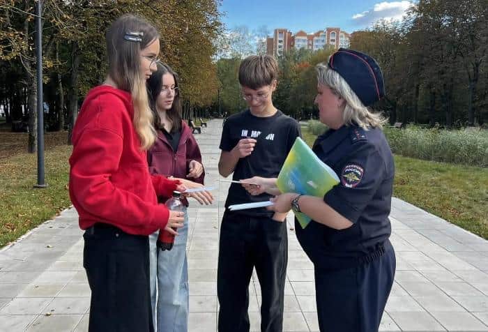 В Серпухове пешеходам предложили засветиться. Не в соцсетях, а на дороге
