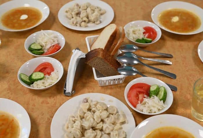 Школьники в Серпухове едят наггетсы и пельмени, и это сбалансированно
