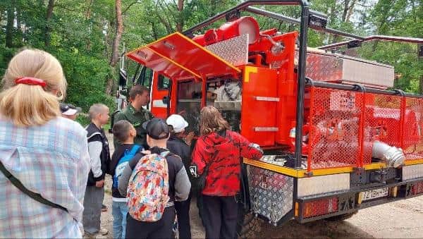 «Друг природы» в деле: школьники узнали, как работают лесные пожарные