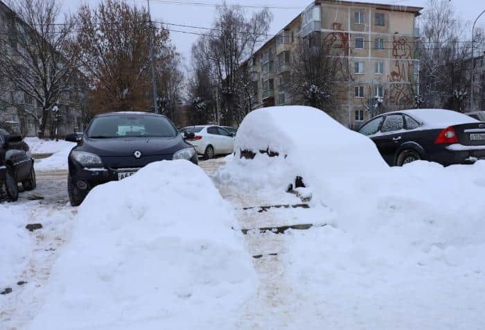 Детские площадки и парковки: в Серпухове провели рейд по уборке снега