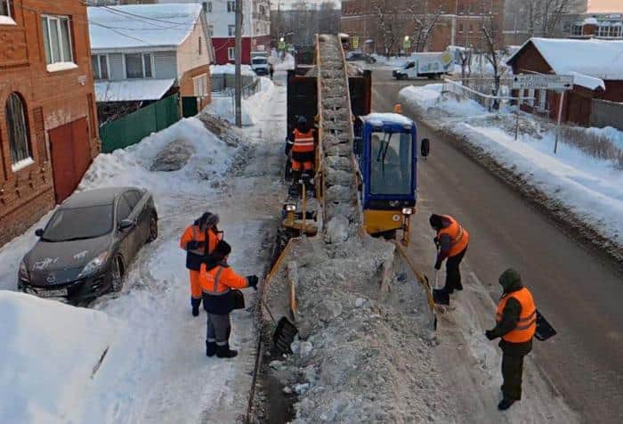 В Серпухове вывозят снег во дворах и чистят тротуары в усиленном режиме даже в мороз