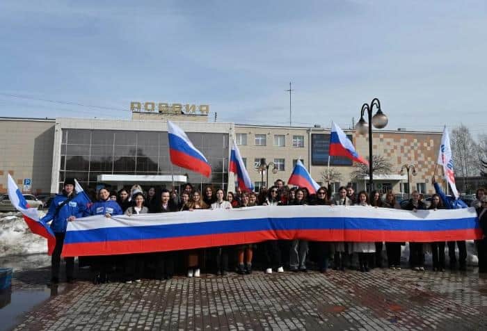 Студенты развернули огромный триколор на площади в Серпухове