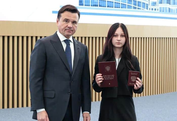Губернатор Подмосковья вручил паспорт серпуховичке Маргарите Романенко