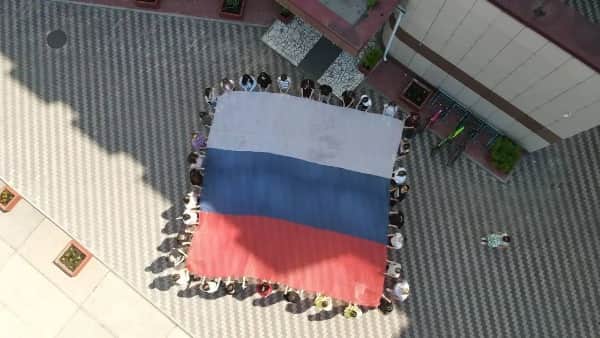 В канун Дня России в Протвино развернули гигантский триколор
