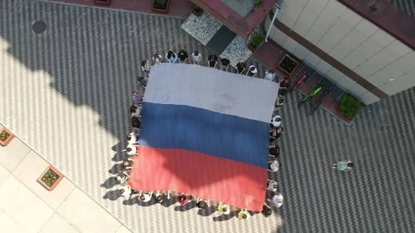 В канун Дня России в Протвино развернули гигантский триколор