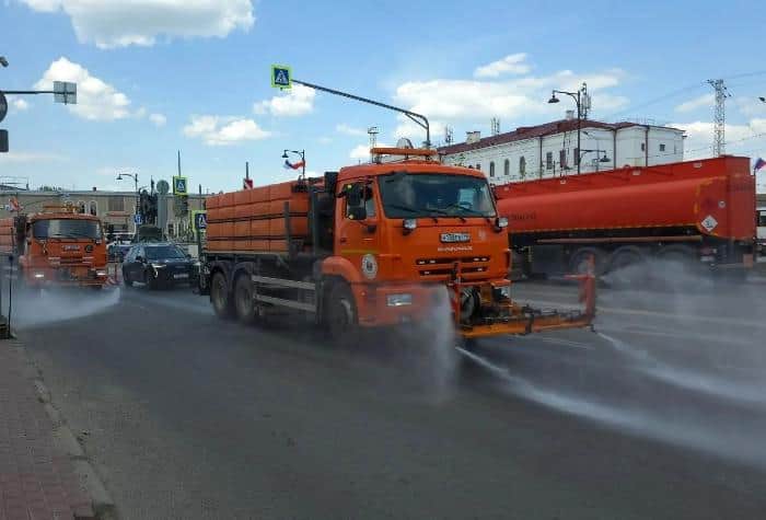 Машины с водой спасают улицы от жары в Серпухове