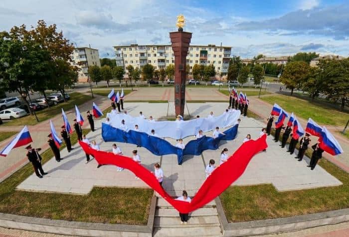 Школьникам Серпухова торжественно вручили паспорта накануне Дня флага
