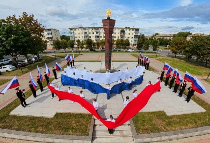 Школьникам Серпухова торжественно вручили паспорта накануне Дня флага