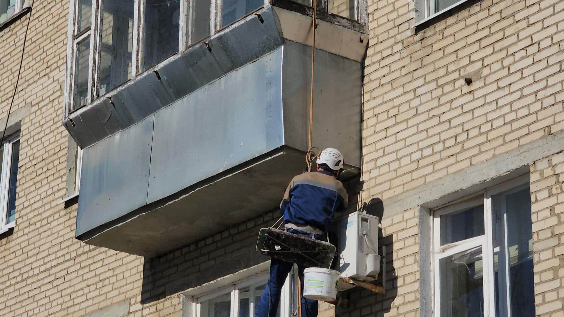 Альпинисты ремонтируют балконные плиты серпуховской пятиэтажки