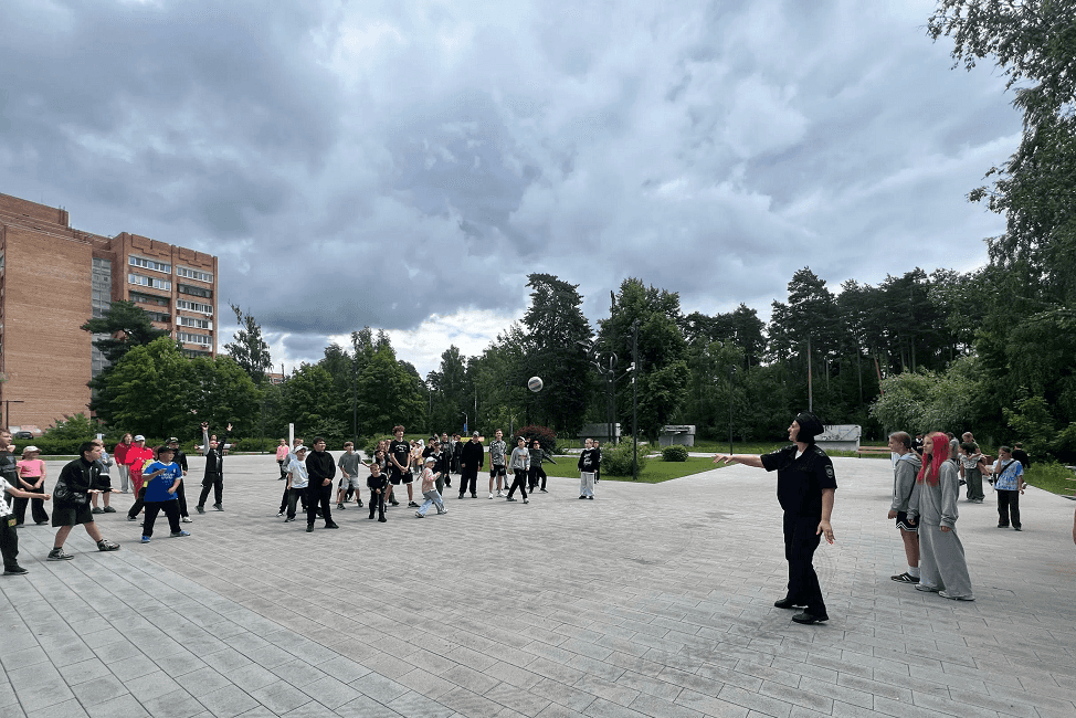 В Протвино прошла зарядка для детей с сотрудником полиции