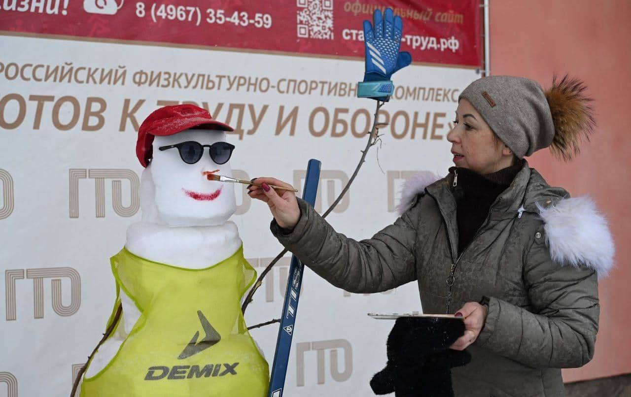 Зимний фестиваль снеговиков собрал сотни участников