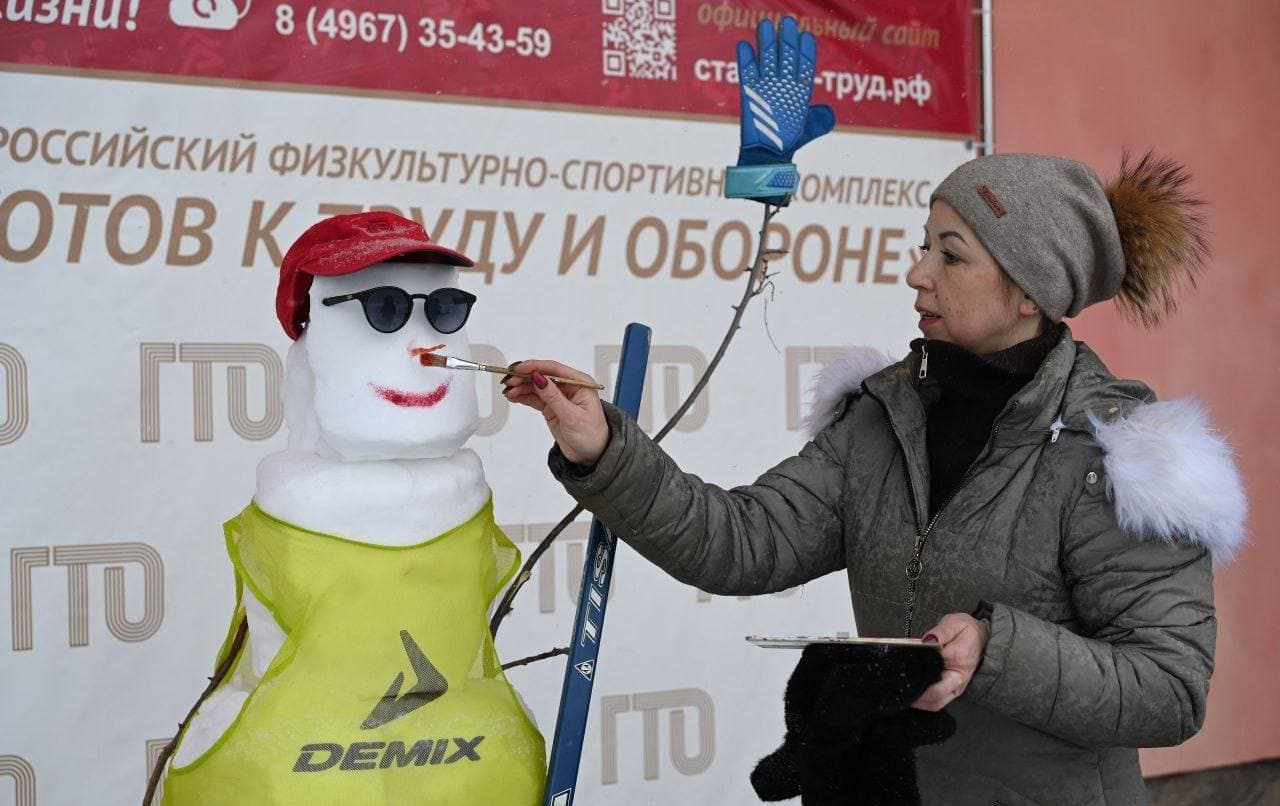 Зимний фестиваль снеговиков собрал сотни участников