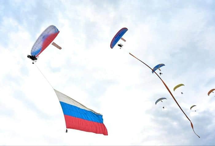 Жителей села под Серпуховом поздравили с днем России с высоты птичьего полета