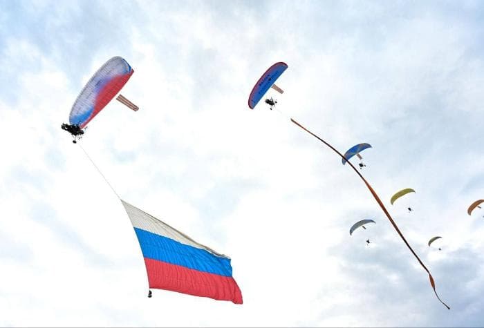 Жителей села под Серпуховом поздравили с днем России с высоты птичьего полета