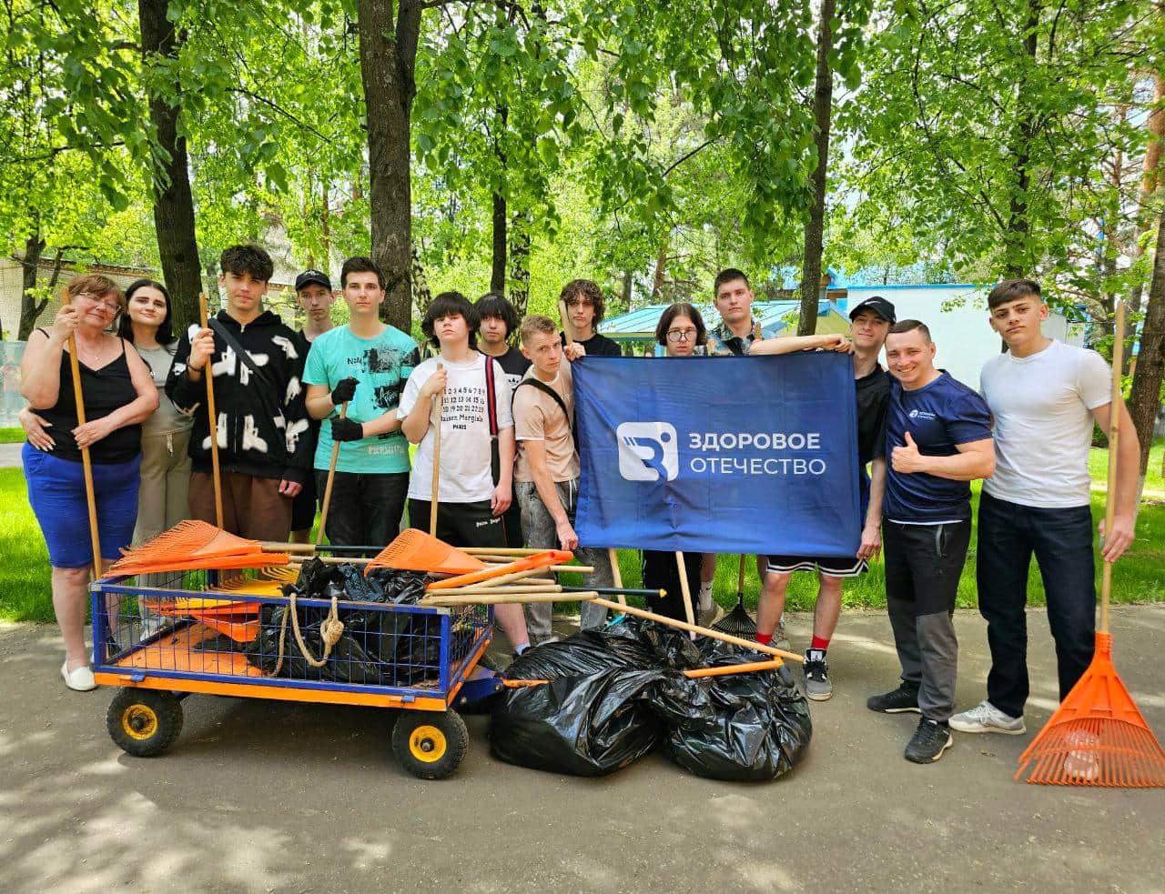 На спортивной базе «Лесная Опушка» прошёл экологический субботник