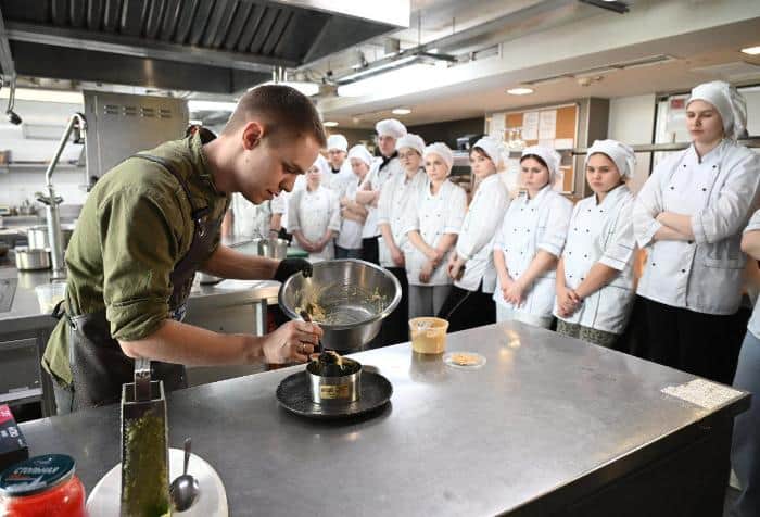 Повар Поэта учил студентов из Серпухова готовить крабовый салат