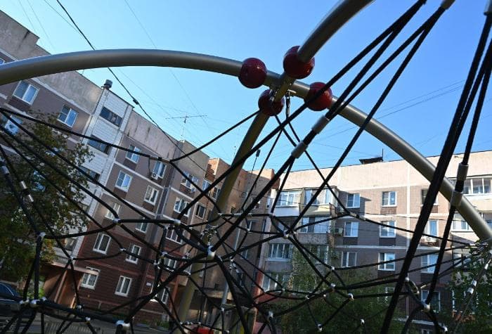 В Серпухове открыли новую детскую площадку с скалодромом