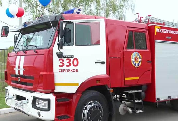 В Серпухове на 376-летие пожарной охраны России спасателям подарили новый автомобиль