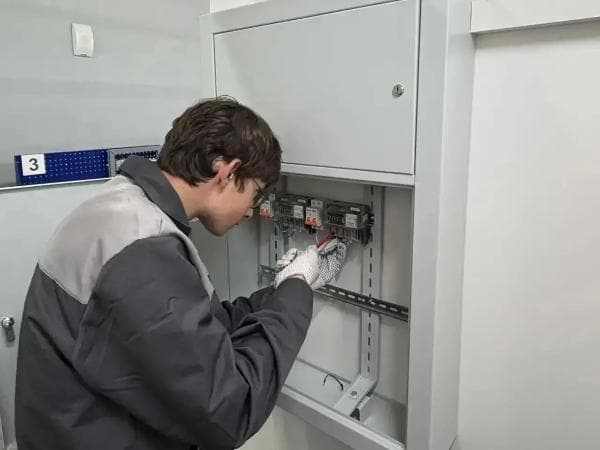 Будущие электрики из Серпухова сдали главный экзамен и получили дипломы