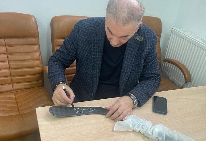 Шестикласснику из Серпухова подарили клюшку с автографом Третьяка