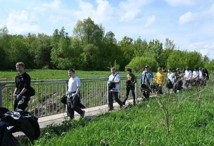 80 человек очистили в Серпухове от зимнего мусора берег Нары