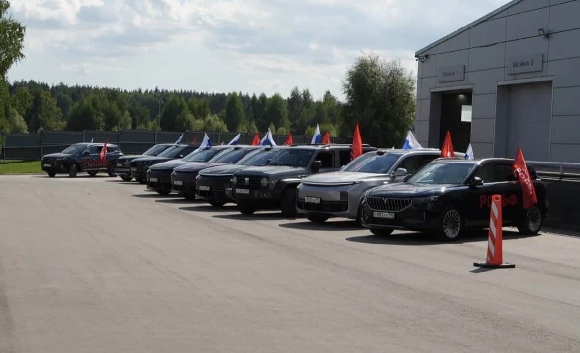 Автоколонна пронеслась по Серпухову: дилер отметил 35-летие пробегом