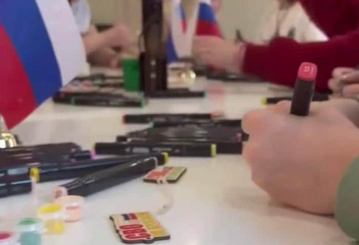 Студенты-медики и школьница смастерили обереги для бойцов в Серпухове