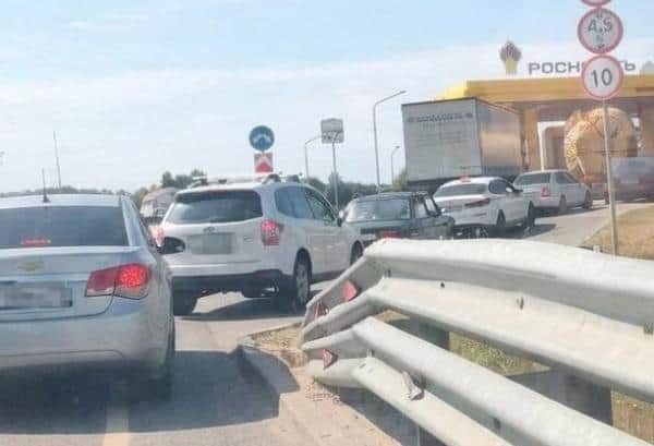 На АЗС в Липицах водитель едва не сбил женщину, пытаясь проехать без очереди