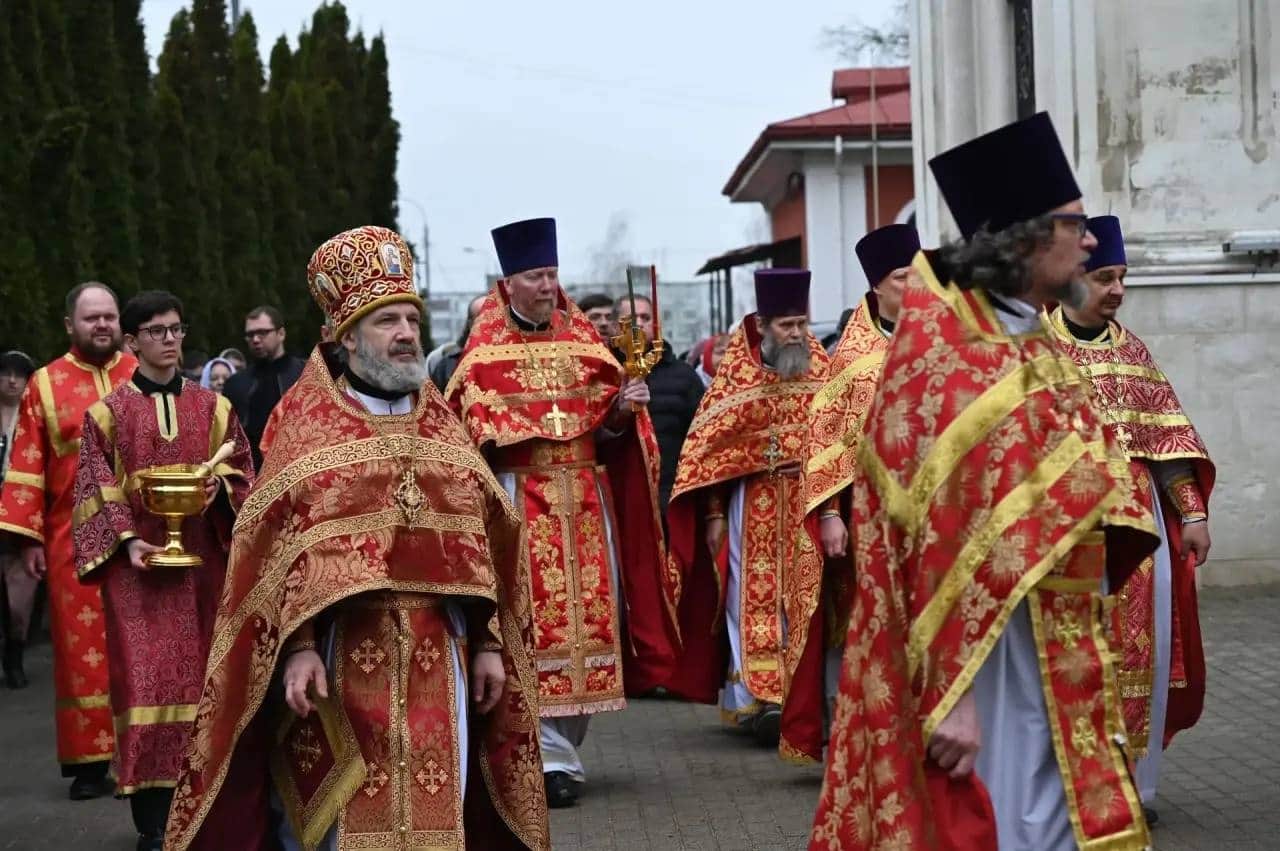 В Серпухове прошёл крестный ход в Светлый четверг