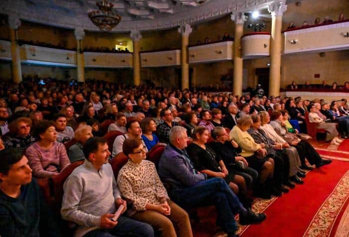 Гортеатр Серпухова отмечает «Юбилей в кругу друзей» — все билеты проданы