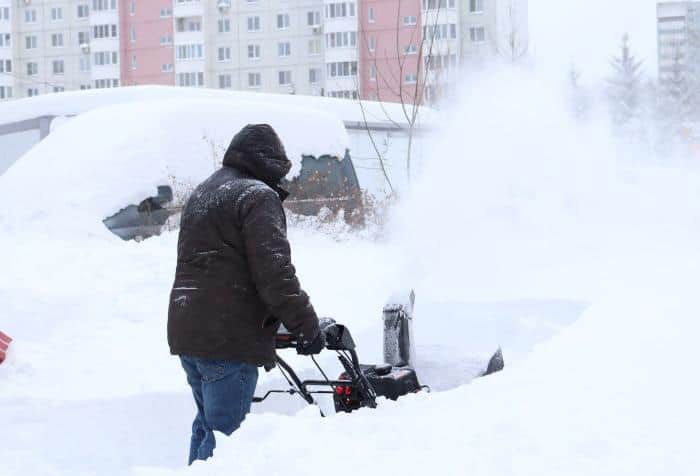 В Серпухове 553 дворника чистят снег во дворах