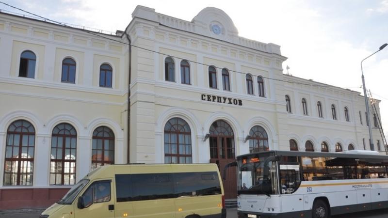 Вокзал города серпухов. Железнодорожный вокзал Серпухов. Привокзальная площадь Серпухов. Ж/Д вокзал Серпухов.